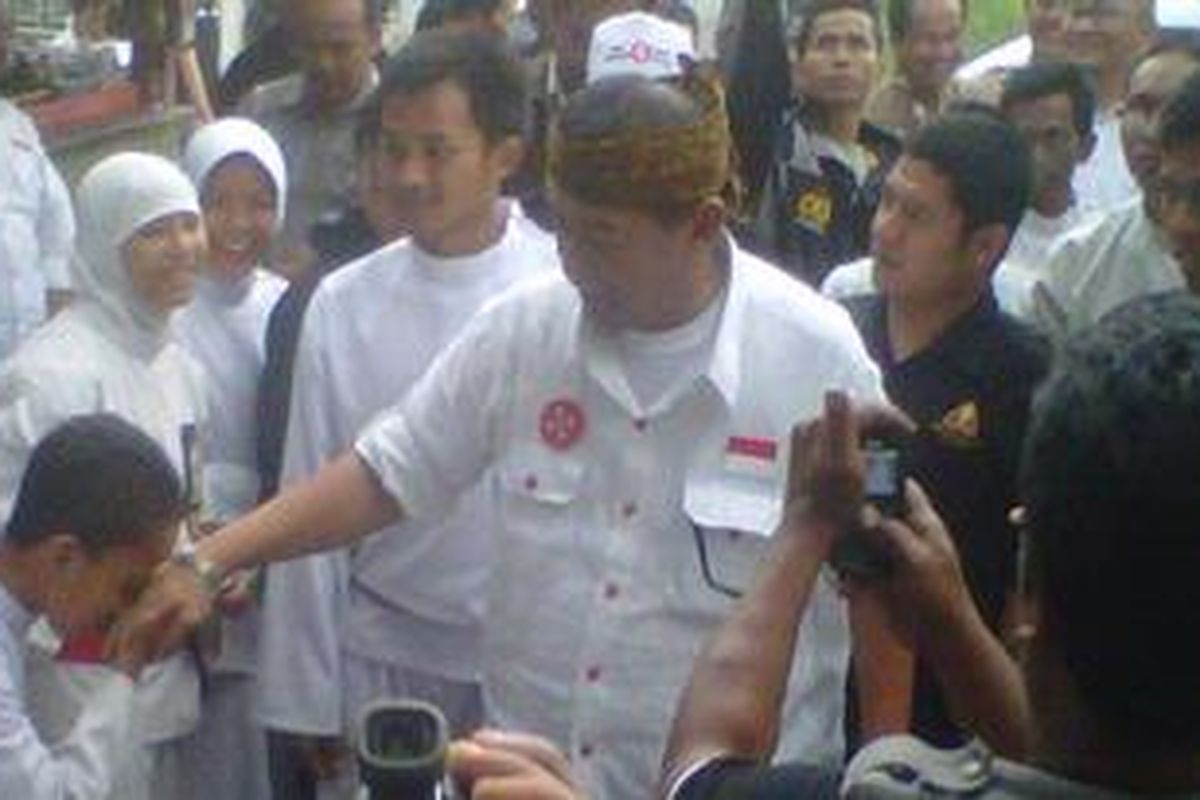 Cawagub nomor 4 Deddy Mizwar disambut murid Padepokan Perisai Diri Kabupaten Tasikmalaya, Sabtu (19/1/2013) sore.
