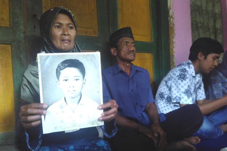 Keluarga memunjukkan foto Imam Widiyanto (27) semasa hidup. Imam dikabarkan menjadi korban meninggal kecelakaan kapal tongkang di perairan Sarawak, Malaysia, Kamis (30/3/2017) lalu.