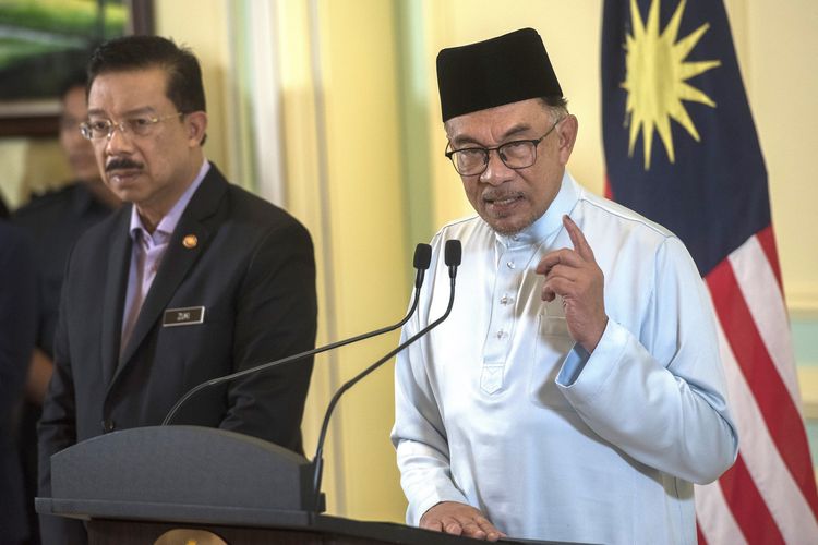 Perdana Menteri Malaysia Anwar Ibrahim saat konferensi pers di kantor PM, Putrajaya, Malaysia, 2 Desember 2022.