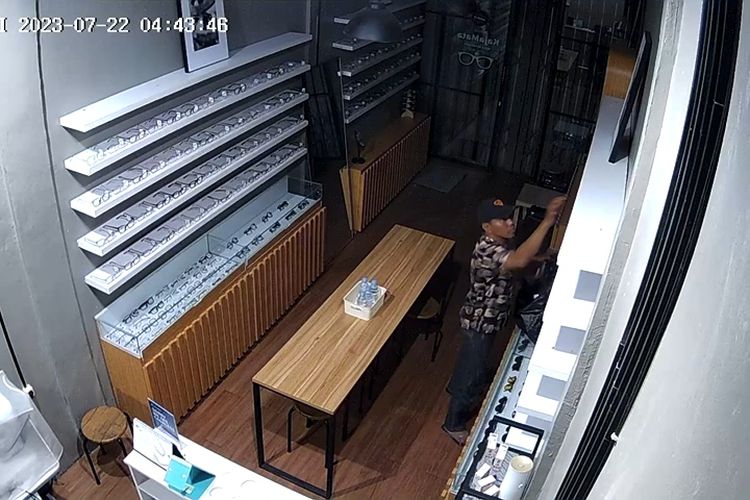 Pelaku Pencurian di toko kacamata bernama KajaMata yang terletak di bilangan Pamulang, Tangerang Selatan, terekam kamera CCTV, Sabtu (22/7/2023).