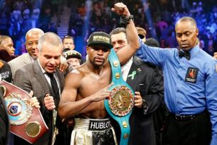 Floyd Mayweather Jr. merayakan kemenangan atas Pacquiao dalam tarung 12 ronde di MGM Grand Garden Arena, Las Vegas, Nevada, Sabtu (2/5/2015) malam atau Minggu pagi WIB.