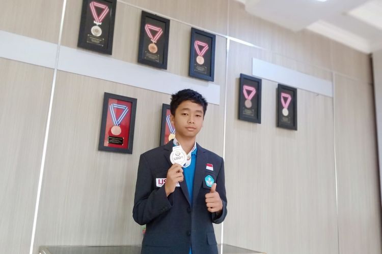 Muhammad Adyan Dafi (15 tahun), siswa kelas IX, SMP Cahaya Rancamaya Islamic Boarding School, Bogor, Jawa Barat meraih medali perak dalam ajang IJSO (International Junior Science Olympiad) 2019 atau Olimpiade Internasional Sains tingkat pendidikan menengah (SMP) di Doha, Qatar, pada 3-12 Desember 2019.