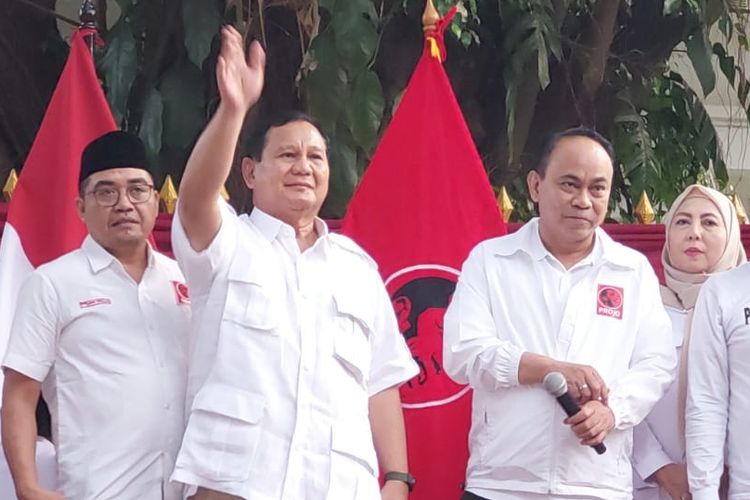 Bakal calon presiden Prabowo Subianto bersama Ketua Umum Organisasi relawan pendukung Presiden Joko Widodo, Pro Jokowi (Projo), Budi Arie Setiadi di kediaman Prabowo Subianto di Jalan Kartanegara, Jakarta Selatan, Sabtu (14/10/2023) sore.
