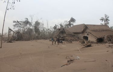 Kondisi rumah warga di Desa Supit Urang, Kecamatan Pronojiwo, Kabupaten Lumajang yang rusak akibat erupsi Gunung Semeru, Minggu (5/12/2021).