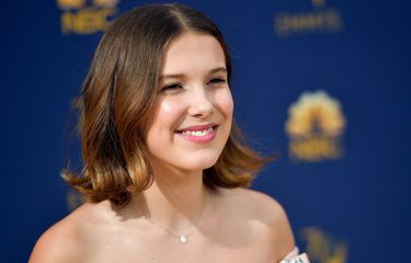 Artis remaja Millie Bobby Brown menghadiri perhelatan Emmy Awards 2018 di Microsoft Theater, Los Angeles, California, pada Senin (17/8/2018).