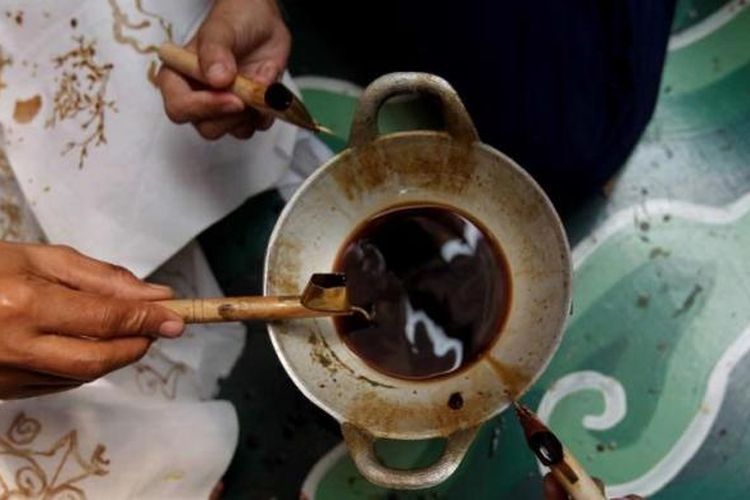 Anggota komunitas Sanggar Batik Setapak berlatih membatik di Palbatu 2, Kelurahan Menteng Dalam, Tebet, Jakarta Selatan, Selasa (2/10/2012). Sanggar yang dikelola secara swadaya ini memiliki sekitar 20 anggota terdiri dari orang tua, remaja, dan anak-anak.