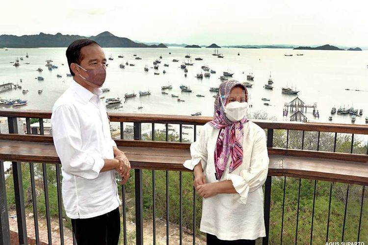 Presiden Joko Widodo dan Ibu Negara Iriana menyempatkan ke Kompas Bajo di kawasan Puncak Waringin usai acara peresmian sejumlah pembangunan infrastruktur di Labuan Bajo, Kabupaten Manggarai Barat, Provinsi Nusa Tenggara Timur (NTT), Kamis (14/10/2021) sore. Dalam kunjungan kerjanya Kamis ini, Presiden Jokowi meresmikan sejumlah proyek pemerintah dalam rangka mewujudkan Labuan Bajo sebagai destinasi wisata super prioritas.