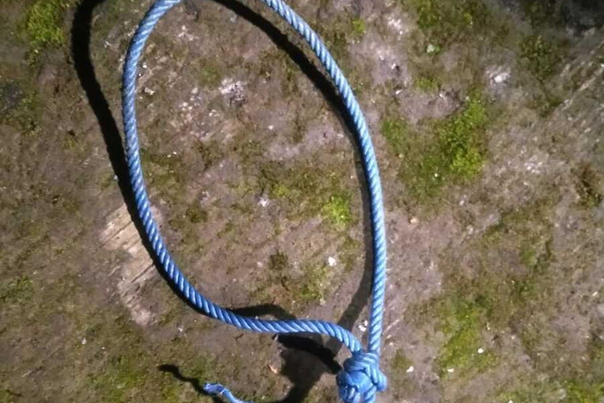 Petugas inafis Polresta Bandung saat mengevakuasi jenazah seorang pemuda yang tewas gantung diri di Kecamatan Cilengkrang, Kabupaten Bandung, Jawa Barat, pada Rabu (19/6/2024) kemarin