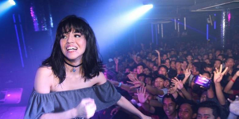 Putri Una Astari atau akrab dipanggil Disk Jockey (DJ) Una menghibur penggemarnya di Liquid Cafe, Jalan Thamrin, Semarang, Kamis (01/10/2015) dini hari. 