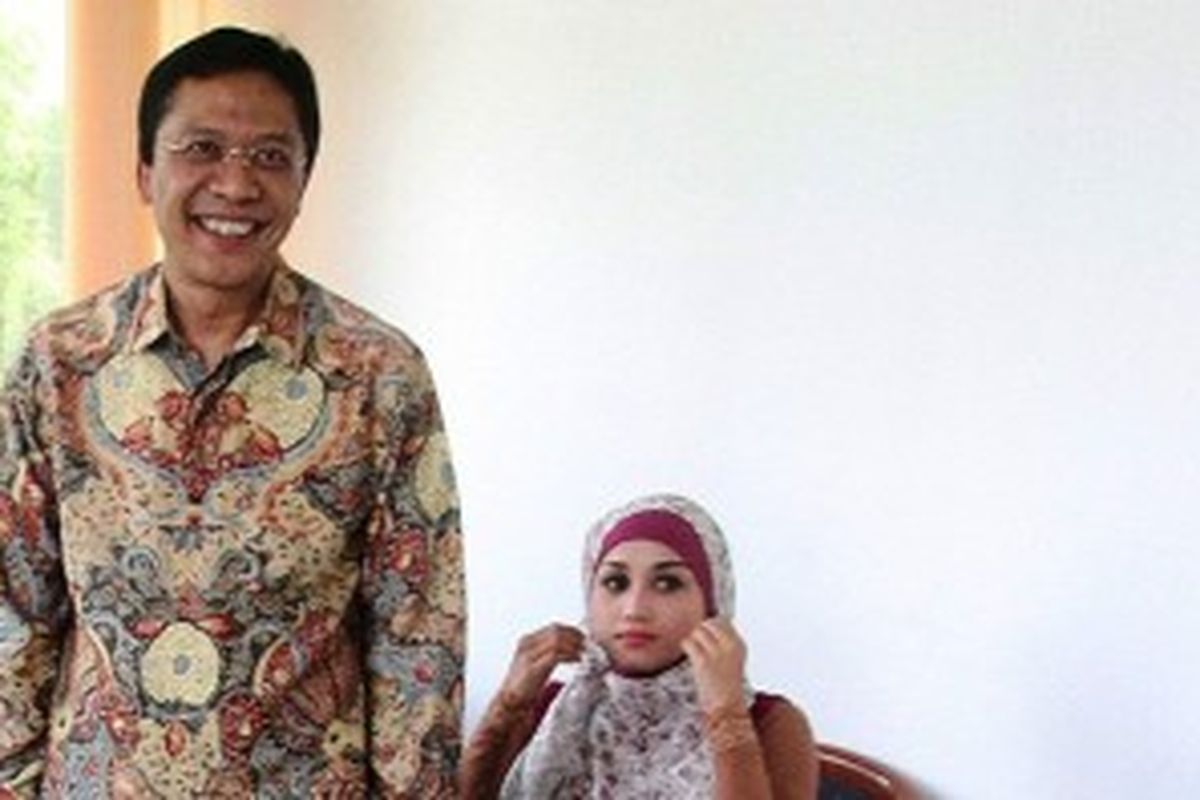 Terdakwa Ahmad Fathanah (kiri) ditemani istrinya Sefti Sanustika bersiap menjalani sidang perdananya di Pengadilan Tindak Pidana Korupsi Jakarta, Senin (24/6/2013).