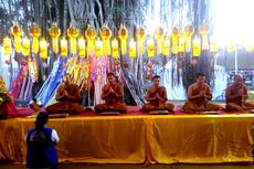 Sambut Waisak, Umat Buddha Khidmat Semayamkan Air Suci di Candi Mendut