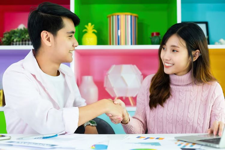 Beberapa jenis zodiak dinilai mudah cinlok (cinta lokasi) dengan sesama pekerja di tempat kerja. Cinlok ini pun bisa berlanjut ke hubungan asmara. 