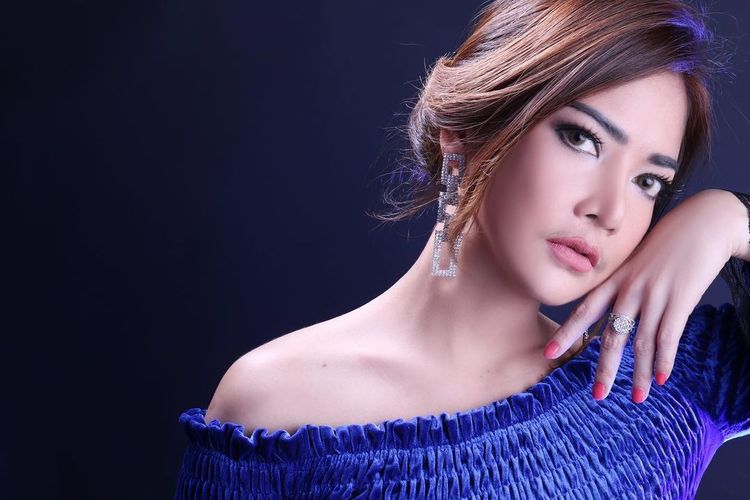 Penyanyi dangdut Irma Darmawangsa.