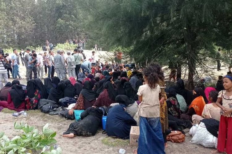 184 imigran rohingya kembali terdampar di perairan Aceh Besar. Mereka terdampar di Pantai Kuala Gigieng, Aceh Besar, Minggu (8/1/2023) siang. dari 184 pengungsi sebanyak 75 orang diantaranya perempuan dewasa, dan satu diantaranya dilaporkan tengah hamil.