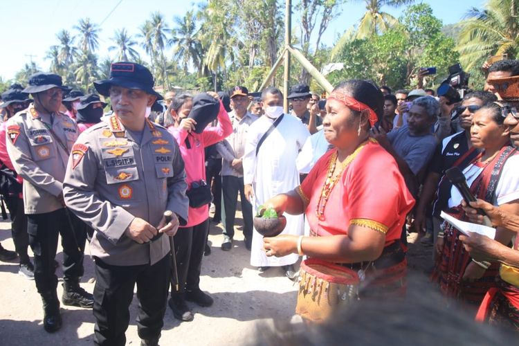 Foto: Kapolri Jendral Polisi Listyo Sigit Prabowo disambut secara adat saat mengunjungi Pulau Palue, Kabupaten Sikka, Nusa Tenggara Timur (NTT), Kamis (24/8/2023).