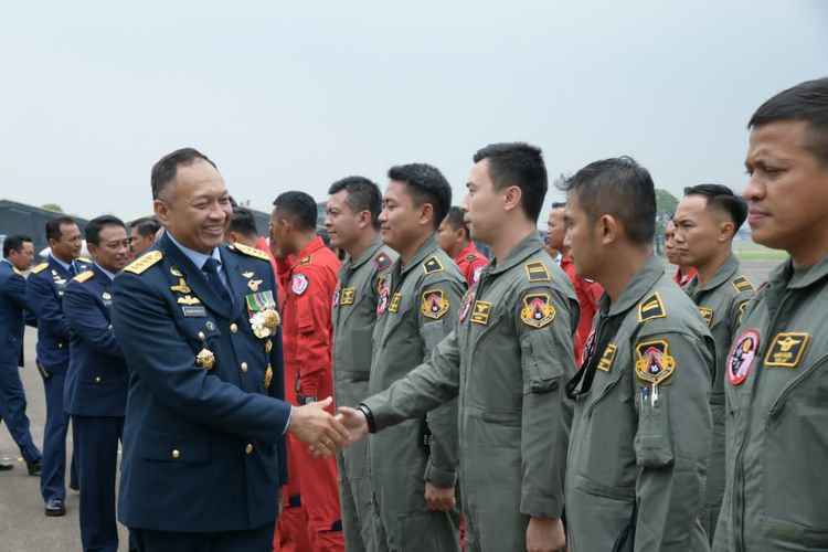 Kepala Staf Angkatan Udara (KSAU) Marsekal Fadjar Prasetyo mengapresiasi tim demo udara yang sukses menjalankan tugasnya dalam peringatan Hari Ulang Tahun (HUT) ke-77 TNI di Istana Merdeka, Jakarta, Rabu (5/10/2022).