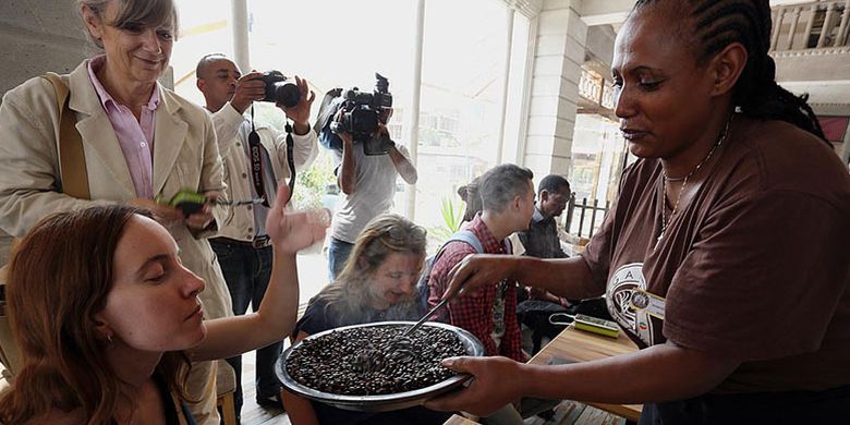 Penikmat kopi selalu disuguhi uap harum kopi di Etiopia.
