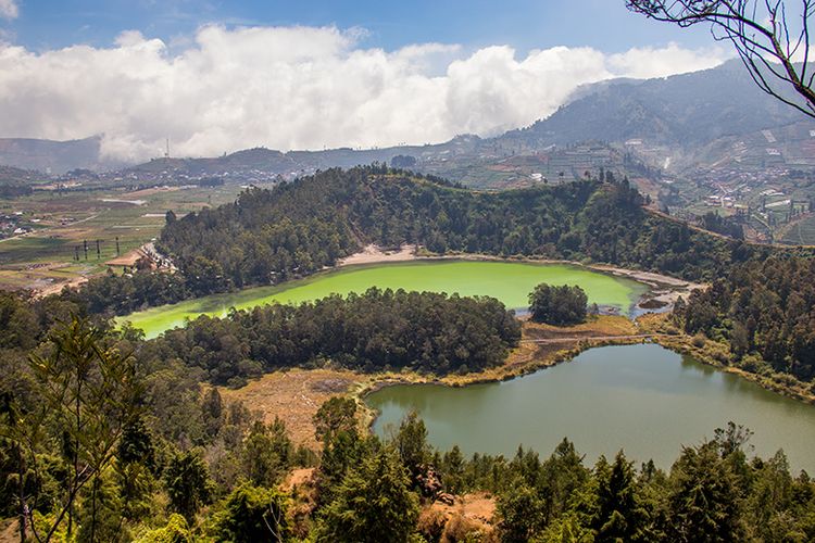 Pemandangan Telaga Warna Dieng dan Telaga Pengilon dari Batu Pandang Ratapan Angin.