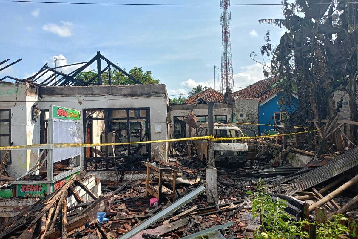Sebuah rumah ludes terbakar gara-gara mobil di parkiran meledak beberapa kali saat diperbaiki pemiliknya di Kelurahan Bantarsari, Kecamatan Bungursari, Kota Tasikmalaya, Jawa Barat, Kamis (24/10/2024).