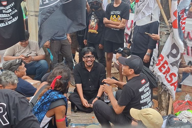 Ferry Irwandi Temui Warga Pati di Depan Gedung DPR RI, Dukung Demo 27 Agustus