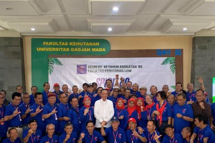 Jokowi nostalgia di acara reuni dan sebut menyelesaikan studi tanpa pernah mengulang mata kuliah apa pun, bahkan menyindir rekan seangkatannya yang justru sempat harus mengulang hingga delapan kali.