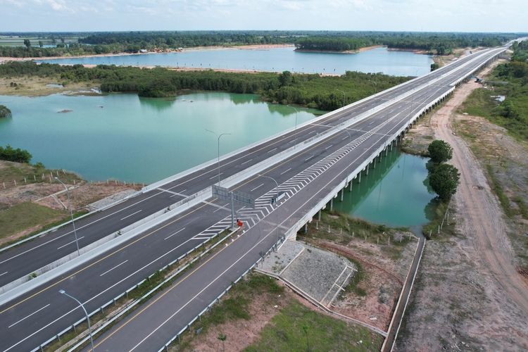 Progres pembangunan ruas tol Indralaya-Prabumulih yang kini telah mencapai 94,7 persen. Tol ini nantinya ditargetkan dapat dilintasi oleh pemudik saat lebaran.