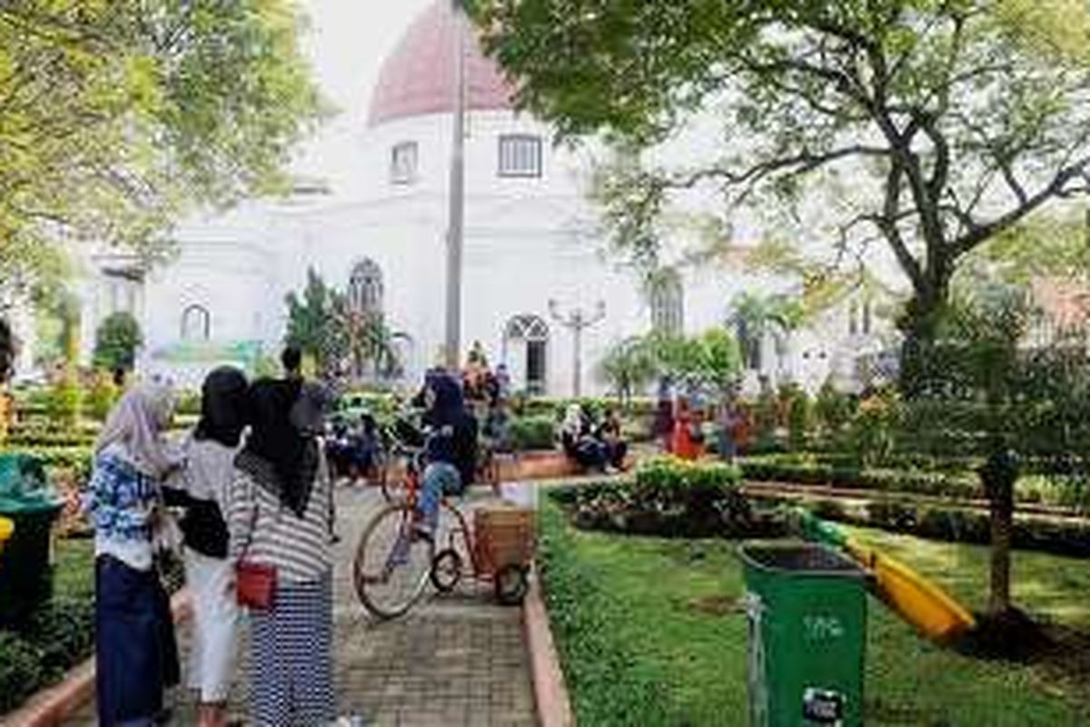 Wisatawan mengunjungi Taman Srigunting yang berada di kawasan Kota Lama, Kota Semarang, Jawa Tengah, Rabu (13/7/2016).