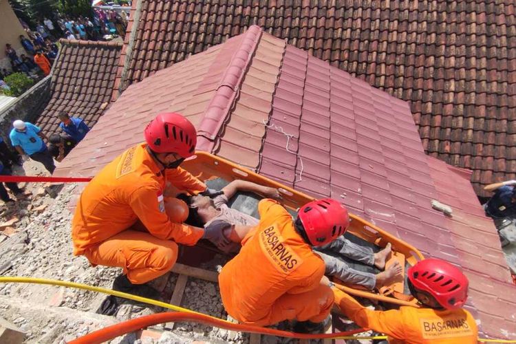 Tim gabungan Basarnas Palembang melakukan evakuasi dua pekerja bangunan yang tertimpa bangunan roboh ketika bekerja, Senin (14/11/2022).