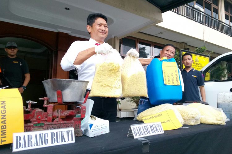 Kepala Satuan (Kasat) Reserse Narkoba Polrestabes Bandung tengah merilis pengungkapan mi berformalin di Kantor Satuan Reserse Narkoba, Jalan Sukajadi, Kota Bandung, Selasa (16/1/2018).