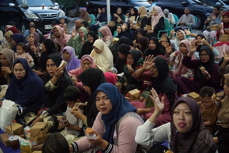 Kegiatan Charitrip Spesial Ramadhan yang digelar oleh Generasi Jernih Kompas.com bersama Yayasan PADI, di Kampung Melati, Kelurahan Mekar Jaya, Kecamatan Sukmajaya, pada Minggu (8/3/2026).