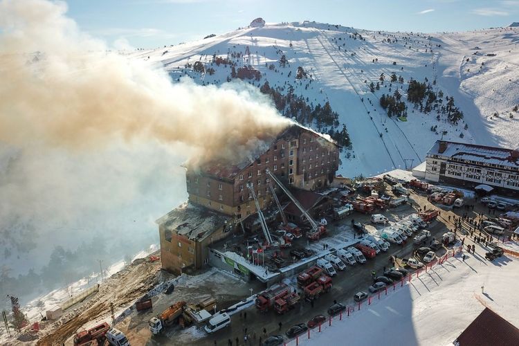 Foto kebakaran yang melanda lantai empat sebuah hotel di resor ski Kartalkaya di Bolu, Turkiye. Api terlihat pada Selasa (21/1/2025) dan sejauh ini telah menewaskan 10 orang, sedangkan 32 orang lainnya terluka. Kesaksian Korban Selamat dari Kebakaran Hotel di Turkiye