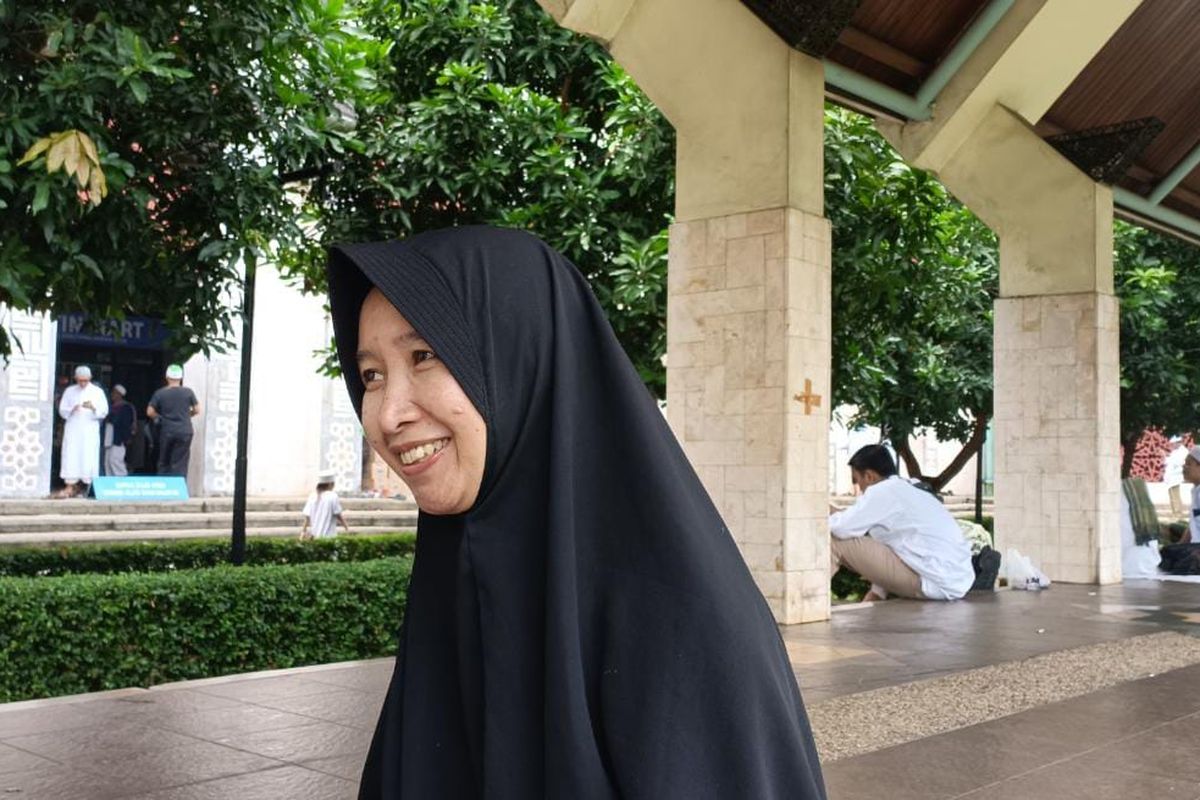 Yeni (44), peserta aksi 212 yang hadir di Masjid Agung At-Tien, Kelurahan Pinang Ranti, Kecamatan Makasar, Jakarta Timur, Jumat (2/12/2022). Peserta asal Bandung, Jawa Barat itu mengaku telah menghadiri acara reuni 212 sejak tahun 2016 lalu.