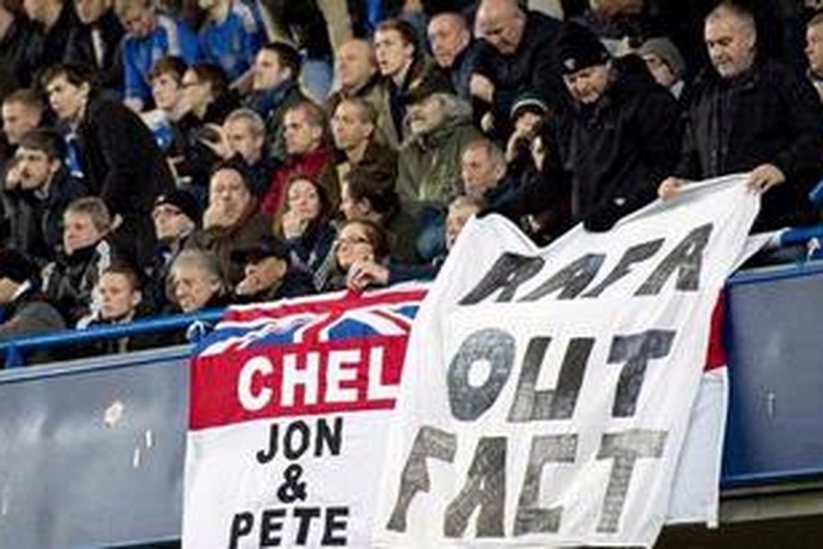 Salah satu spanduk yang dipasang suporter Chelsea pada debut pelatih Rafael Benitez, yaitu laga Premier League melawan Manchester City, di Stamford Bridge, Minggu (25/11/2012). 