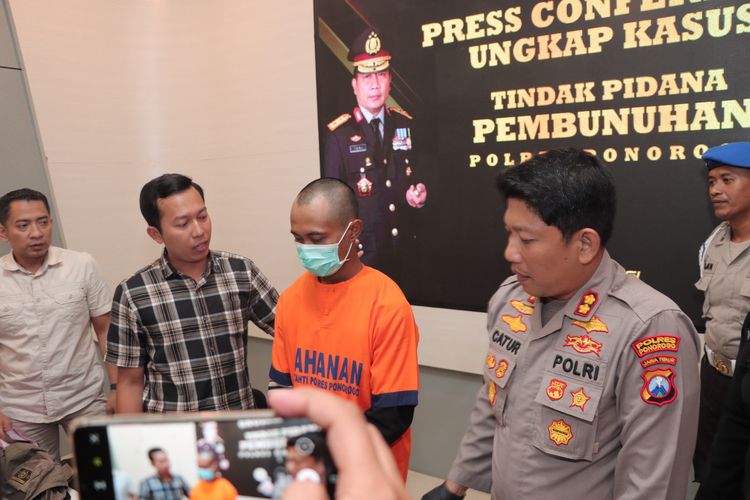 TANYA TERSANGKA-Kasat Reskrim Polres Ponorogo, AKP Nicolas Bagas Yudi Kurnia menanyai tersangka ES yang nekat membunuh kekasihnya sendiri berinisial S di Mapolres Ponorogo, Rabu (22/2/2023)