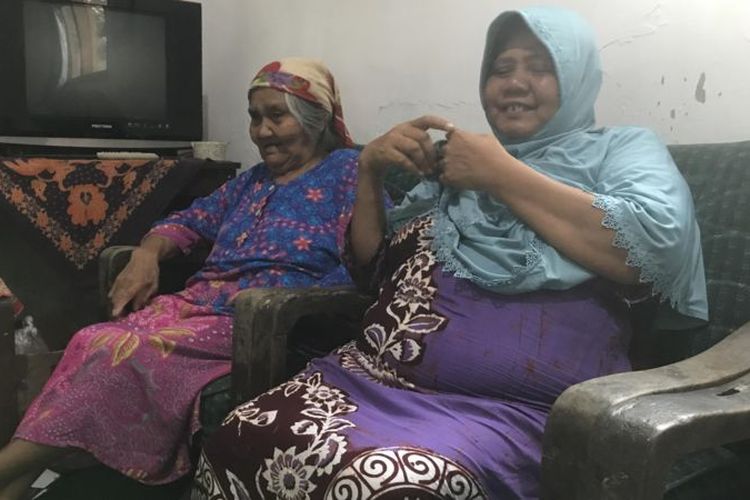 Sang ibu, Suminah, dan Hernik (kanan) di rumah mereka, setelah terpisah selama 37 tahun.