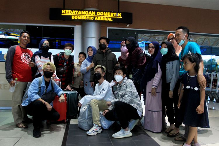 Tujuh mahasiswa asal Sumatera Selatan yang baru tiba di Bandara Sultan Mahmud Badaruddin  (SMB) II Palembang, Sabtu (1/2/2020), berfoto bersama keluarganya. Para mahasiswa yang menempuh pendidikan di China  itu memilih pulang ke tanah air, lantaran adanya penyebaran virus corona.