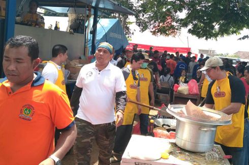 Komunitas Chef Bali Bantu Memasak di Dapur Umum Pengungsi Gunung Agung