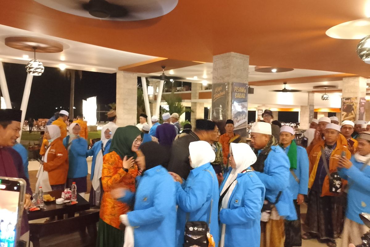 Ratusan jemaah haji saat berada di Utama Raya Situbondo Jawa Timur.