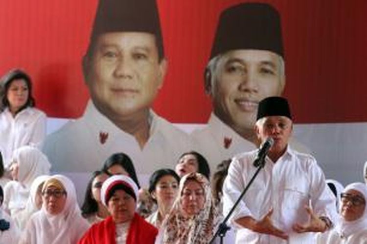 Bakal calon wakil presiden Hatta Rajasa memberikan sambutan saat menghadiri pendeklarasian dukungan dari Perempuan Indonesia, di Rumah Polonia, Jakarta, Kamis (29/5/2014). Hatta yang berpasangan dengan Prabowo Subianto diusung oleh Partai Gerindra, Golkar, PKS, PPP, PBB, dan PAN.