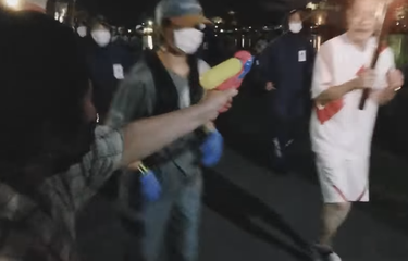 Seorang perempuan Jepang berusia 53 tahun ditangkap kepolisian pada Minggu (4/7/2021) karena mencoba memadamkan obor Olimpiade yang tengah diarak.