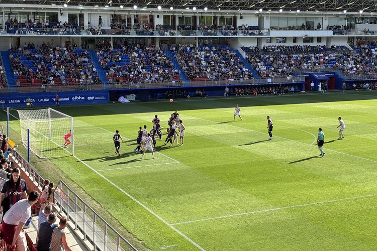 Pertandingan LaLiga Hypermotion alias Segunda Division antara Eibar vs Mirandes di Stadion Ipurua, Sabtu 3 Mei 2025.