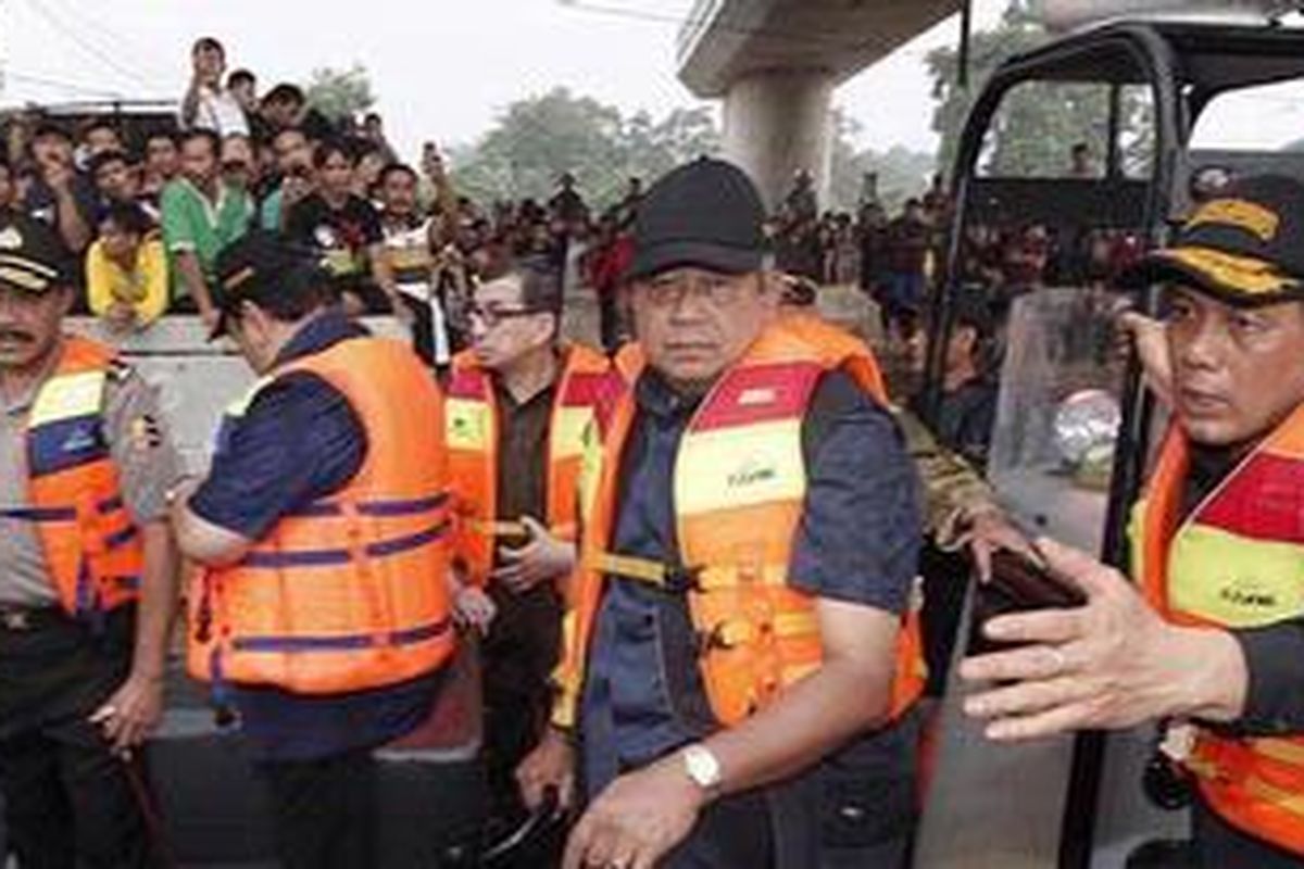 Menggunakan perahu karet, Presiden SBY menyusuri Sungai Ciliwung di Rawajati, Kalibata, Jakarta, untuk meninjau kawasan banjir, Kamis (17/1/2013) sore.