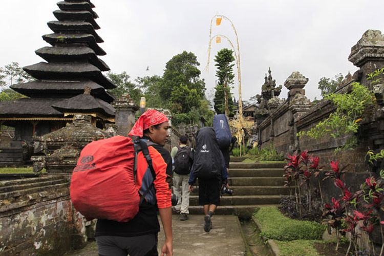 Tim Ekspedisi Cincin Api Kompas memulai pendakian Gunung Agung dari Pura Besakih di Kecamatan Rendang, Karangasem, Bali, Rabu (5/10/2011). Pura terbesar di Bali yang mengalami perkembangan sejak masa pra-hindu, ini berorientasi ke Gunung Agung yang dianggap sebagai tempat tinggal para dewata.  