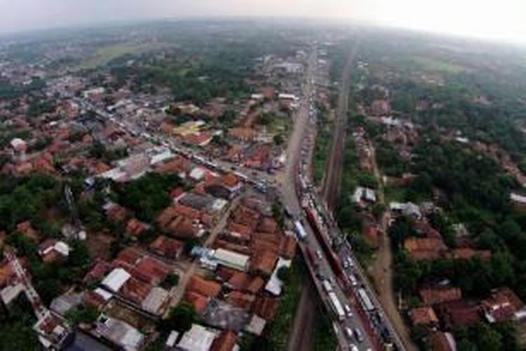 Kemacetan di Simpang Jomin, Karawang, Jawa Barat, Jumat (25/7/2014). Puncak arus mudik Lebaran 2014 diperkirakan terjadi hari ini.