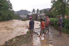 Banjir Menerjang Saat Pertandingan Sepak Bola, Warga Polewali Mandar Berhamburan Selamatkan Diri
