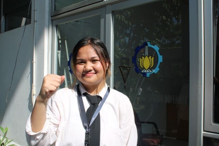 Hasna Nur Shadrina berhasil lolos menjadi mahasiswa Departemen Teknik Lingkungan ITS tepat pada usia 15 tahun 5 bulan.
