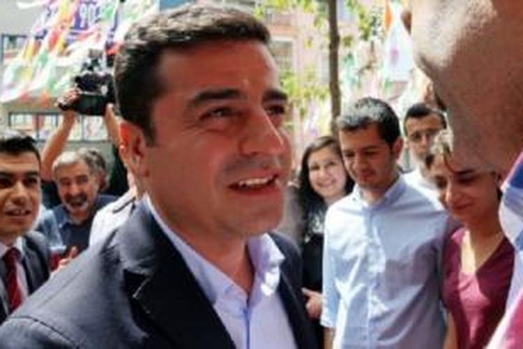 Selahattin Demirtas mengatakan perang Turki melawan ISIS hanya kedok bagi serangan mereka terhadap PKK 