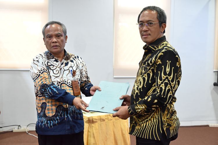 Anggota Komisi II DPR RI Wahyu Sanjaya saat menyerahkan berkas aduan-aduan masyarakat terkait dugaan kecurangan selama proses Seleksi Penerimaan CASN Tahun 2023 Kantor Regional VII BKN Palembang. 
