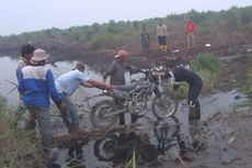 Perjuangan Petugas Padamkan Karhutla di OKI, Lokasi Sangat Jauh dan Motor Digotong Seberangi Kanal