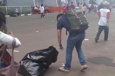 Relawan Jokowi-JK Bersihkan Sampah di Konser Salam 2 Jari